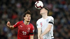 Anglický stoper Michael Keane hrav� ovládl hlavi�kový souboj s �eským úto�níkem...