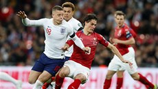 �eský úto�ník Patrik Schick se pokou�í zbavit svého strá�ce, anglického...