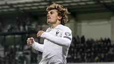 Francouzský reprezentant Antoine Griezmann se raduje z gólu na hiti Moldavska.