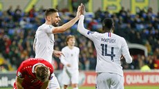 Francouztí fotbalisté Olivier Giroud a Blaise Matuidi se radují z gólu proti...