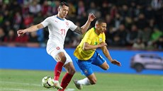 Brazilec Richarlison padá v souboji s eským obráncem Markem Suchým.