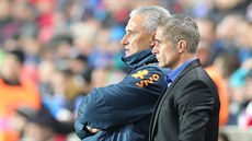 Brazilský trenér Tite a jeho asistent Sylvinho pozorují p�ípravný duel s �eskem.