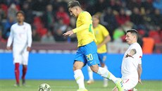 Brazilský útoník Roberto Firmino utíká stoperovi Marku Suchému do gólové ance.