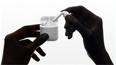 Nové bezdrátové pouzdro druhé generace sluchátek Apple AirPods lze nabít...