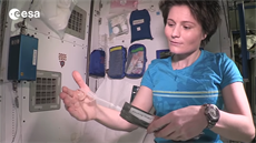 Italská astronautka Samantha Cristoforetti ukazuje, jak funguje koupelna na...