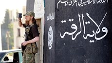 Bojovník Islámského státu v syrském mst Rakká roce 2014