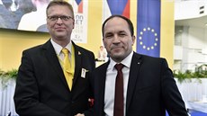 Končící předseda strany Pavel Bělobrádek gratuluje ke zvolení novému šéfovi...