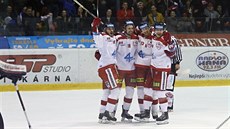 Olomoučtí hokejisté slaví gól v síti Plzně.