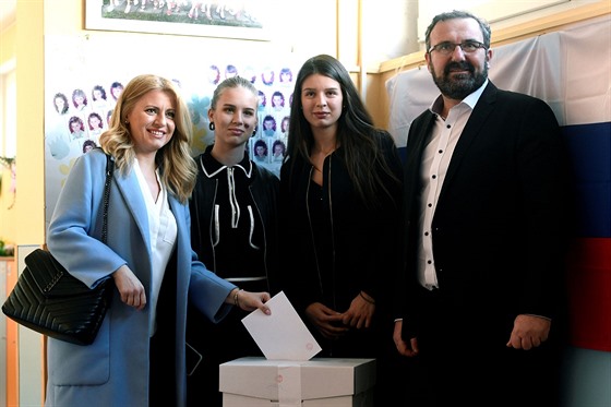 Zuzana Čaputová volila v Pezinoku s celou svojí rodinou. (30. března 2019)