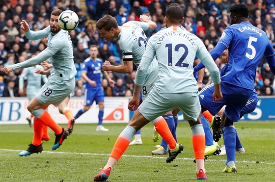 César Azpilicueta z Chelsea (uprosted) hlavou dává gól v utkání proti Cardiffu.