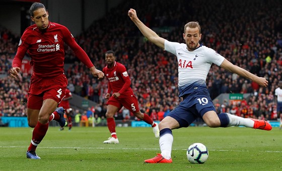 Harry Kane z Tottenhamu (vpravo) centruje do pokutovho zem Liverpoolu.