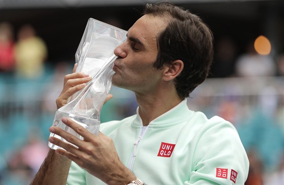 výcarský tenista Roger Federer líbá trofej pro vítze turnaje v Miami, svou...