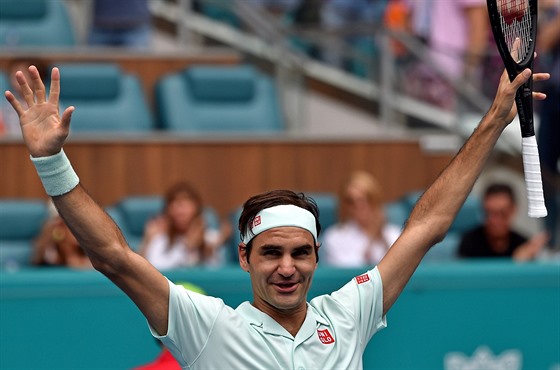 Roger Federer se raduje z vítzství na turnaji v Miami.