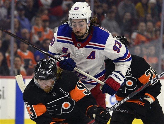 Mika Zibanejad z New Yorku Rangers (v bílém) atakuje Jakuba Voráka z...