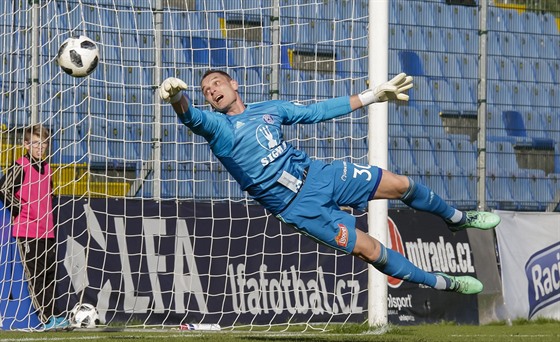 Olomoucký gólman Milo Buchta zasahuje v utkání proti Zlínu.