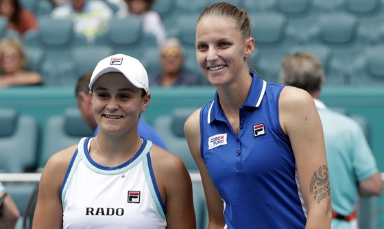 Karolína Plíková (vpravo) a Ashleigh Bartyová ped vzájemným finále turnaje v...