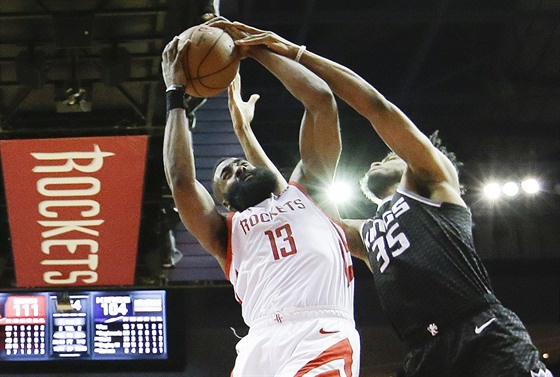 James Harden (13) z Houstonu bojuje na doskoku s  Marvinem Bagleym III. ze...