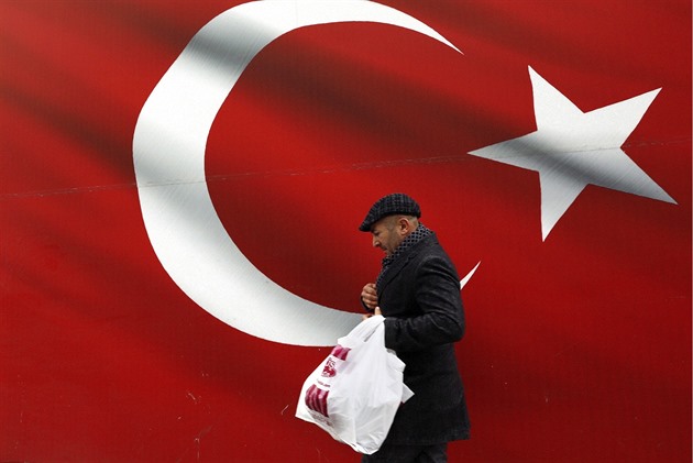 V Turecku začaly prezidentské a parlamentní volby. Vítězství Erdogana je nejisté