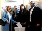 Zuzana aputová volila v Pezinoku s celou svojí rodinou. (30. bezna 2019)