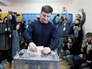 Na Ukrajin zaaly prezidentské volby, k volební urn zamíil prezidentský...
