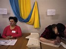 Na Ukrajin zaaly prezidentské volby, k volebním urnám me zamíit a 30...