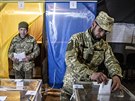 Na Ukrajin zaaly prezidentské volby, k volebním urnám me zamíit a 30...