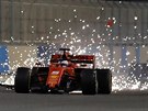 Sebastian Vettel z Ferrari (vlevo) po technických problémech piel o elní...