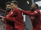 Fotbalisté Liverpoolu (zleva) Mohamed Salah, Roberto Firmino a Georginio...