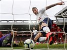 Toby Alderweireld z Tottenhamu (vpravo) si dává vlastní gól v utkání proti...