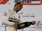 Pilot stáje Mercedes Lewis Hamilton slaví vítzství ve Velké cen Bahrajnu.