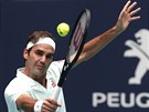 výcarský tenista Roger Federer se soustedí na bekhendový volej ve finále...