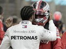 Lewis Hamilton utuje v cíli Velké ceny Bahrajnu F1 neastného soupee...