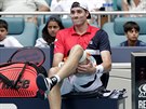 Amerian John Isner se potýká s bolestí nohy ve finále turnaje v Miami.