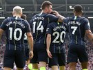Fotbalisté Manchesteru City oslavují gól, který vstelil Bernardo Silva.