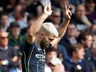 Sergio Aguero, kanonýr Manchesteru City, oslavuje svj gól v utkání proti...