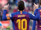 Lionel Messi, hvzda Barcelony, oslavuje svoji trefu v derby proti Espanyolu.