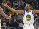 Kevin Durant z Golden State se zlobí na rozhodí.