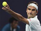 výcarský tenista Roger Federer servíruje v semifinále na turnaji v Miami