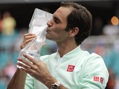 vcarsk tenista Roger Federer lb trofej pro vtze turnaje v Miami, svou...