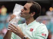 Švýcarský tenista Roger Federer líbá trofej pro vítěze turnaje v Miami, svou...