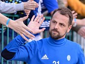 HIGH FIVE! Fotbalista Marek Matjovsk se lou s fanouky Mlad Boleslavi po...