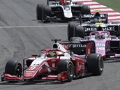 Mick Schumacher (vlevo) bhem zvodu formule 2 v Bahrajnu