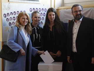 Slováci ve volbách rozhodují o budoucí hlavě státu. Zuzana Čaputová odvolila v...