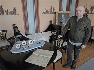 Kastelán kunínského zámku Jaroslav Zezulčík v takzvaném pompejském pokoji