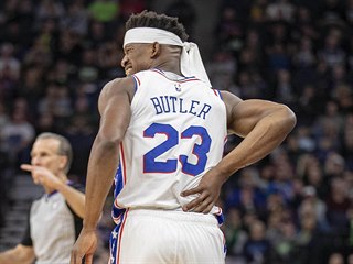 Jimmy Butler z Philadelphie si ze zápasu s Minnesotou odnesl i bolavá záda.