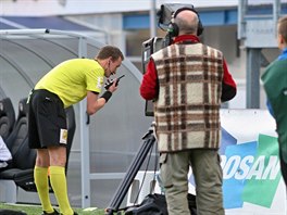 Rozhodčí zápasu Plzeň-Bohemians zkoumá na videu spornou situaci. Následně...