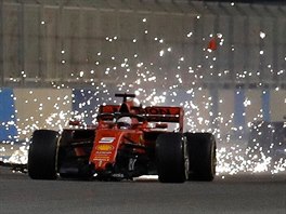 Sebastian Vettel z Ferrari (vlevo) po technickch problmech piel o eln...