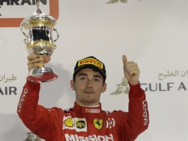 Charles Leclerc z Ferrari se raduje ze tetho msta ve Velk cen Bahrajnu.