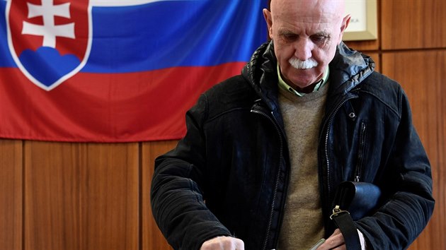 Slováci ve volbách rozhodují, kdo bude jejich příštím prezidentem. Na snímku je volební místnost v Trenčianských Stankovcích. (30. března 2019)