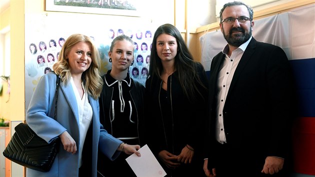 Zuzana Čaputová volila v Pezinoku s celou svojí rodinou. (30. března 2019)